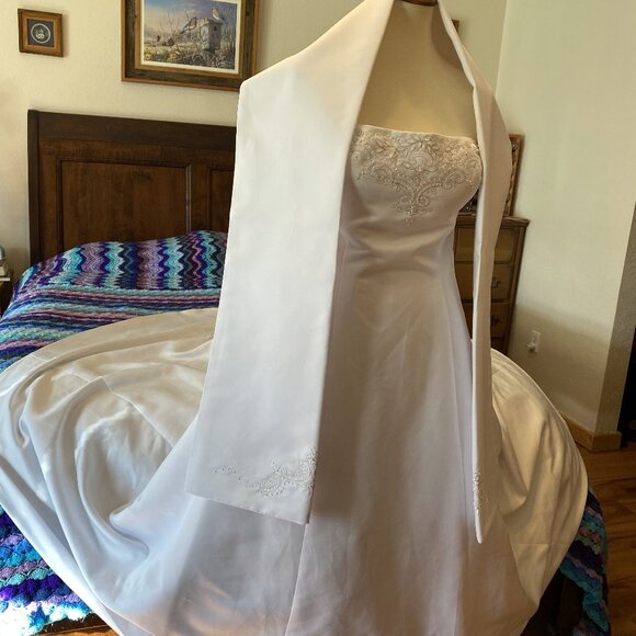 5) Wedding Gown: Holy Elegance - Picture 4 of 10